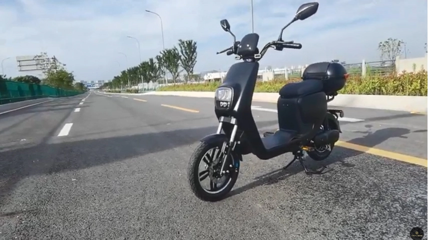 Scooter de passageiros com pedal assistido