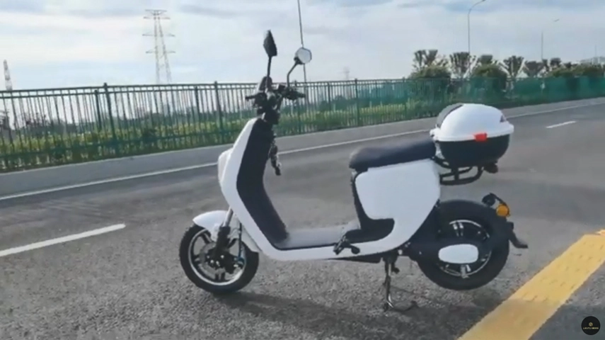 Scooter elétrico com design de moda,