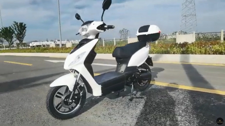 Scooter Elétrico de Pedal Branco da China